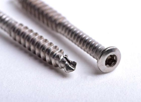 663511-AnchorMark-PLUS-Decking-Screw-Silver-Close-up-1000px